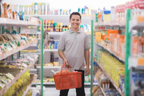 Ásia homem compra alguns coisas — Fotografia de Stock