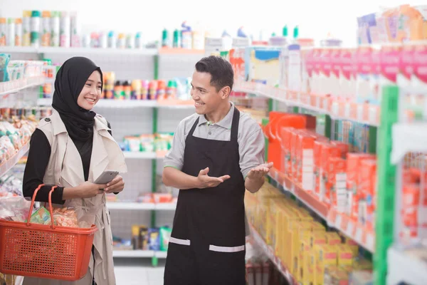 Moslim klant bij supermarkt — Stockfoto