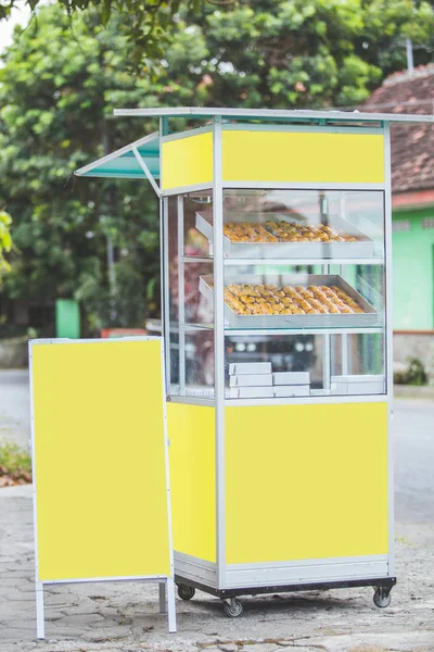 Bancarella di cibo sul lato della strada . — Foto Stock