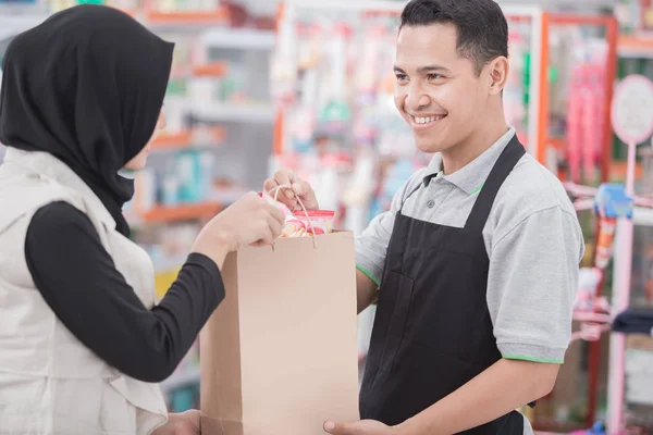 Happy muslim woman buying product — Stock Photo, Image