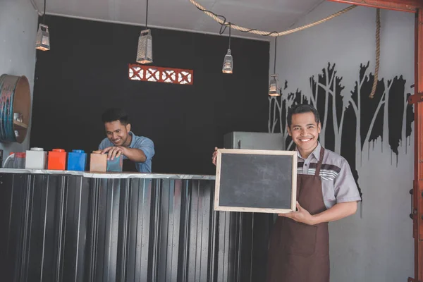 Mann hält leere Tafel in der Nähe des Schalters — Stockfoto