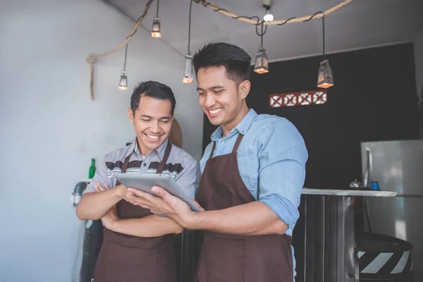 Eigenaar met behulp van Tablet PC in café — Stockfoto