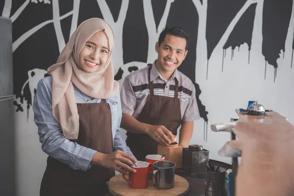 Kávéháztulajdonosok elfoglalt dolgozó — Stock Fotó
