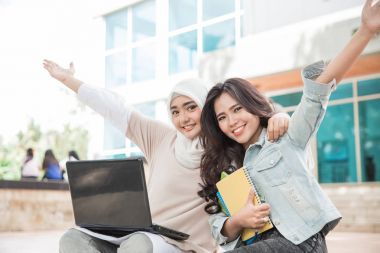  öğrenciler dizüstü bilgisayar kullanıyor