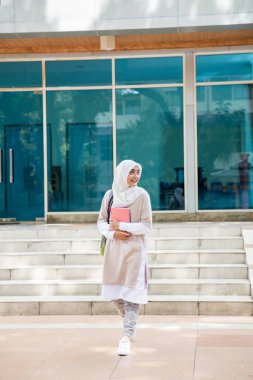 Kampüste yürüyüş başörtüsü ile öğrenci