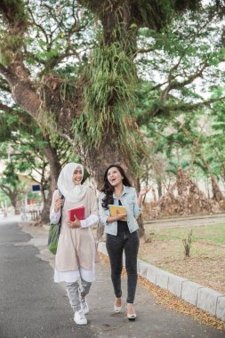Kampüste yürüyen öğrenciler arkadaşlar