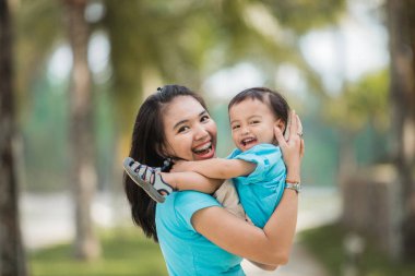 eğlenmek onu yürümeye başlayan çocuk ile anne 