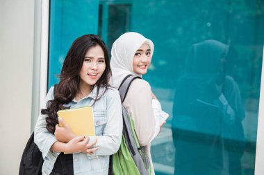 Asya üniversite öğrencileri kampüs