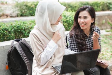  öğrenciler dizüstü bilgisayar kullanıyor