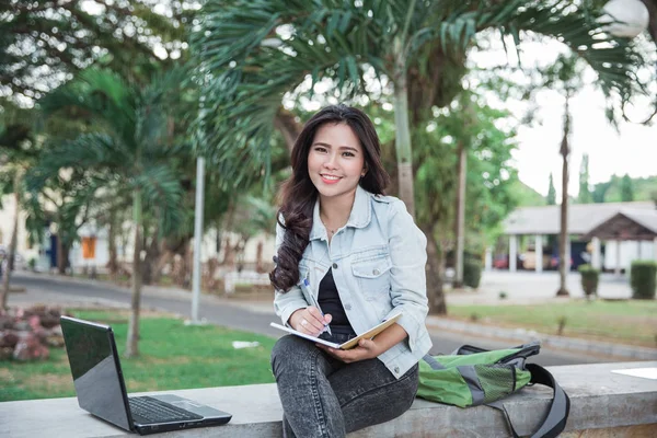 Estudante universitário feliz usando laptop — Fotografia de Stock