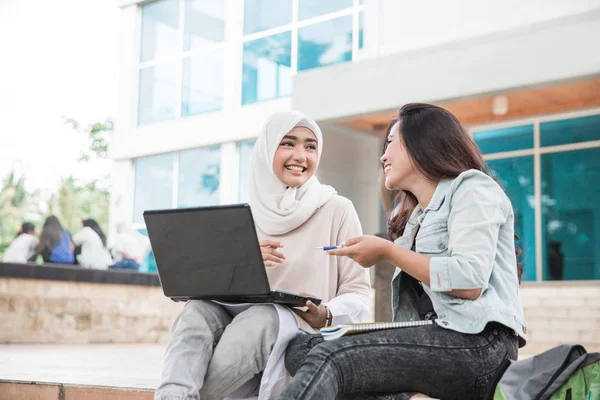 Studenten die laptop gebruiken — Stockfoto