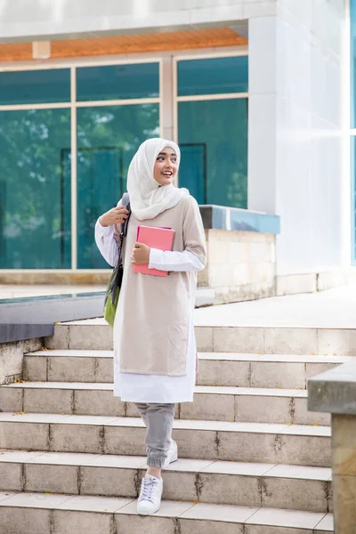 Estudiante con pañuelo en la cabeza caminando en el campus —  Fotos de Stock