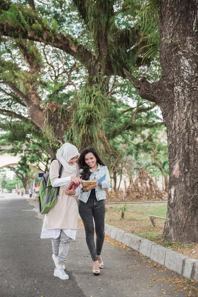 Vrienden van de studenten lopen op campus — Stockfoto
