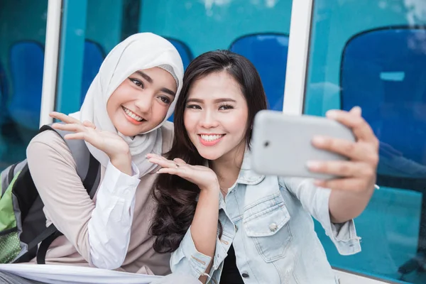 Jonge studenten die selfie — Stockfoto