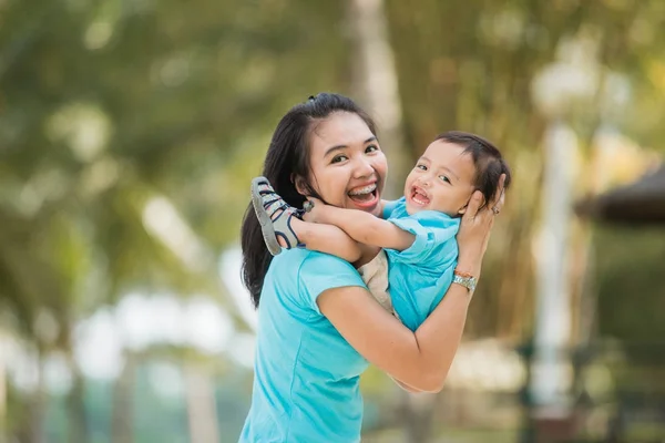 Mutter mit ihrem Kleinkind hat Spaß — Stockfoto