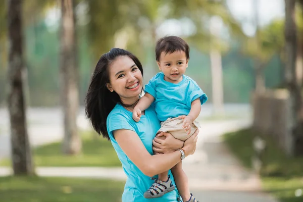 Lycklig Asiatiska mamma med sin son — Stockfoto