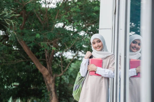 Muslimské asijská studentka — Stock fotografie