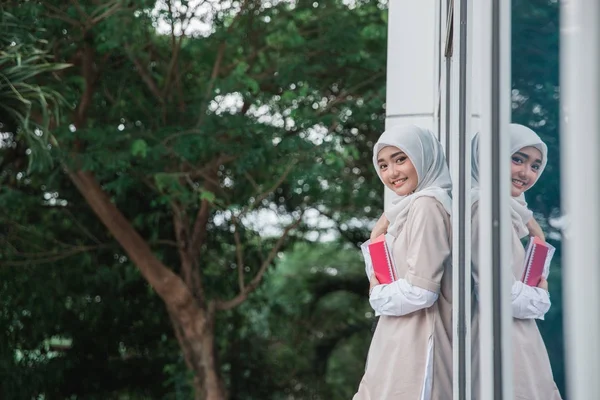 Musulmán asiático estudiante — Foto de Stock