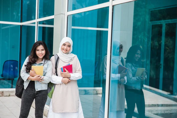 Estudantes universitários asiáticos no campus — Fotografia de Stock