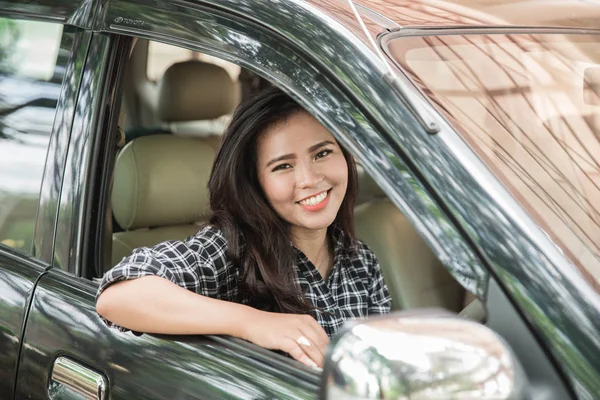 Mladá žena řízení její auto — Stock fotografie