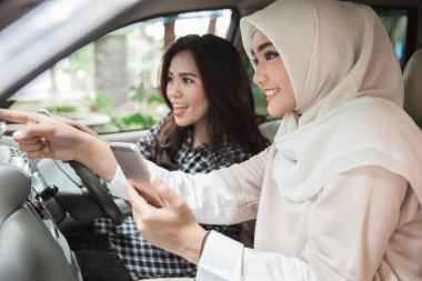 onun cep telefonu t gösterilen kadın