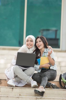  öğrenciler dizüstü bilgisayar kullanıyor