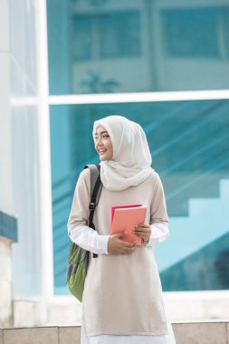 Kampüste yürüyüş başörtüsü ile öğrenci