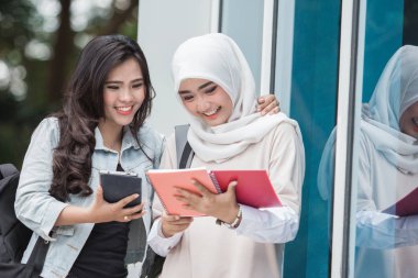  Öğrenciler birlikte okuyorlar. 