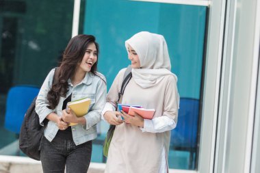 Kampüste yürüyen öğrenciler arkadaşlar