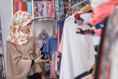 moda mağaza içinde duran kadın 