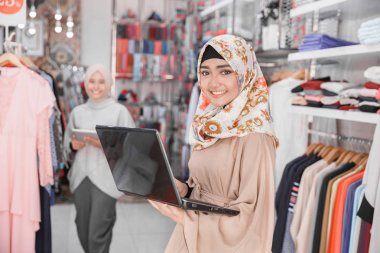 dizüstü bilgisayar kullanarak sahibi