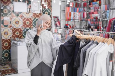 akıllı telefon kullanan kadın