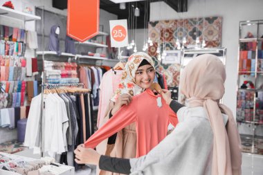 Müslüman en iyi arkadaş moda mağazasında