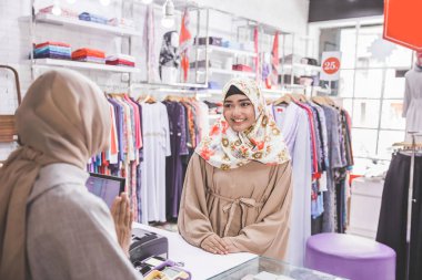 Kasiyer işçi tebrik müşteri 