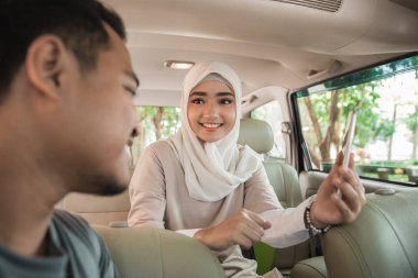 onun yön gösteren Asyalı kadın