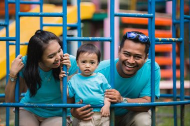 Asya aile eğleniyor 