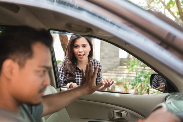 Motorista rejeitando um cliente — Fotografia de Stock