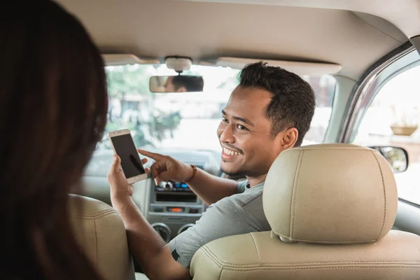Driver showing mobile phone — Stock Photo, Image