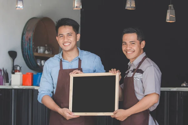 Zwei Kellner mit leerer Tafel — Stockfoto
