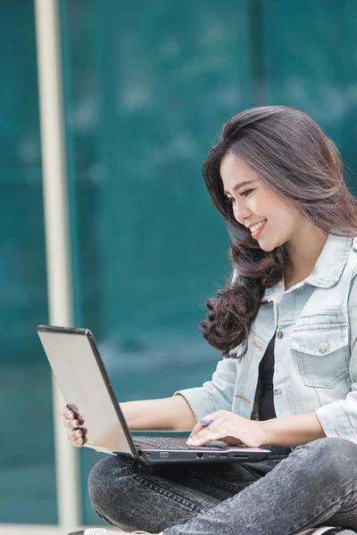 Estudiante universitario feliz usando el ordenador portátil —  Fotos de Stock