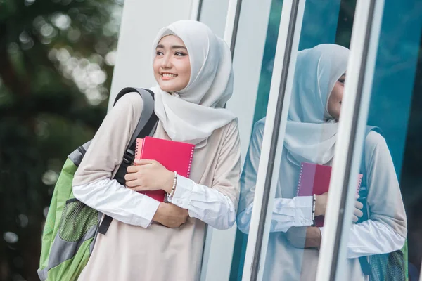 Muslimischer Student auf dem Campus — Stockfoto