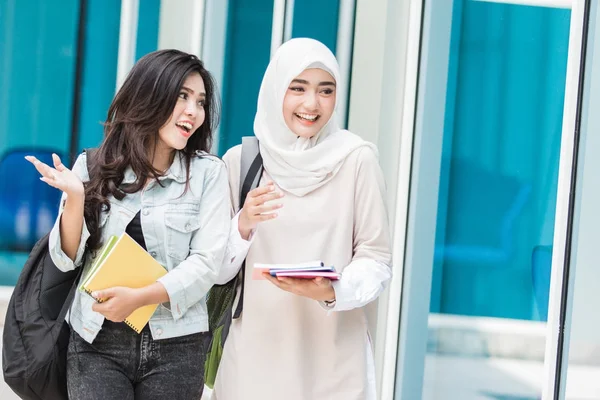 Kampüste yürüyen öğrenciler arkadaşlar