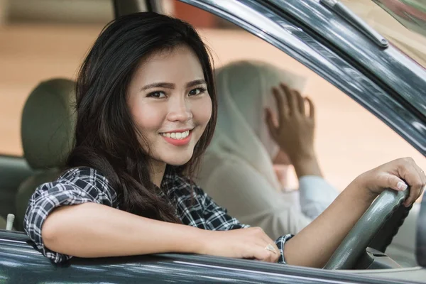 Молодая женщина водит свою машину — стоковое фото