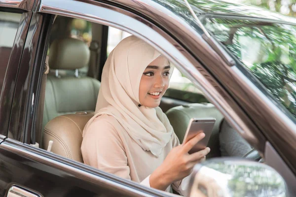 Jonge vrouw rijden haar auto — Stockfoto