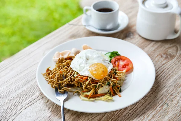 Mie goreng indonesia buatan sendiri — Stok Foto