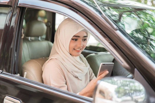 Jovem mulher dirigindo seu carro — Fotografia de Stock