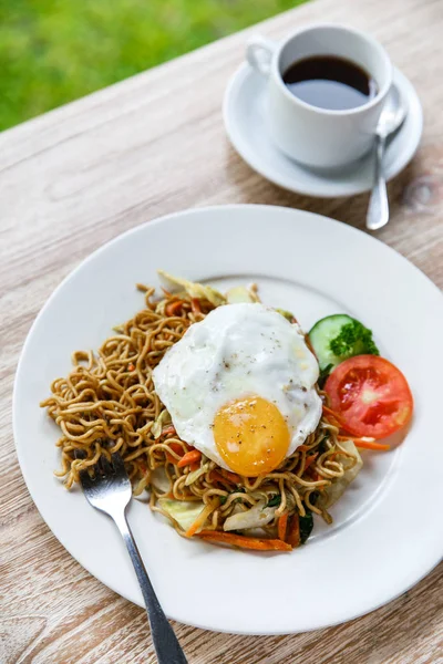 Homemade indonesian fried noodles — Stock Photo, Image