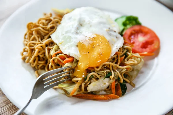 Tagliatelle fritte indonesiane fatte in casa — Foto Stock