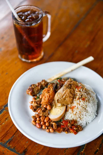 Pikantny Balijski nasi Campur — Zdjęcie stockowe