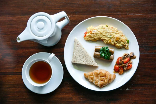 Frühstück mit einer Tasse Tee — Stockfoto